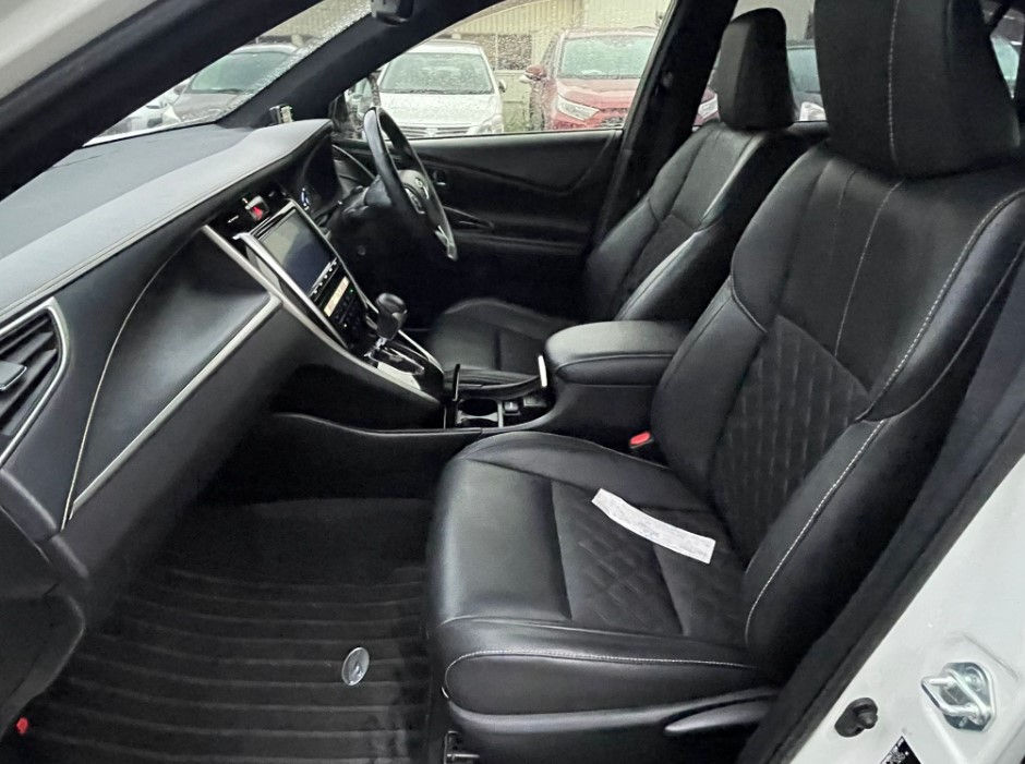 Миниатюра: Toyota Harrier Premium   : 2018 Cc : 2000 Color-Black