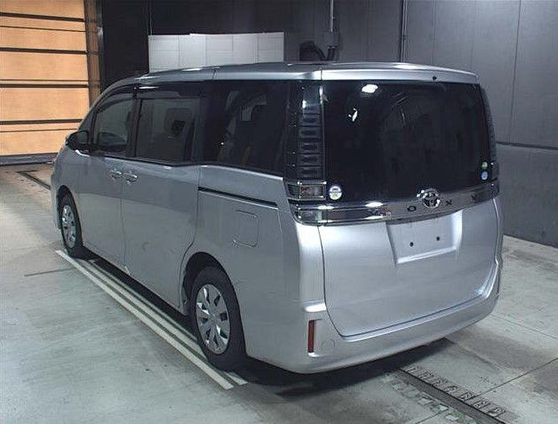 Thumbnail: Toyota Voxy X Year - 2017 Cc - 2000 Color -Silver