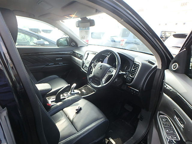 サムネイル： MITSUBISHI OUTLANDER PHEV年：2017 Cc：2000