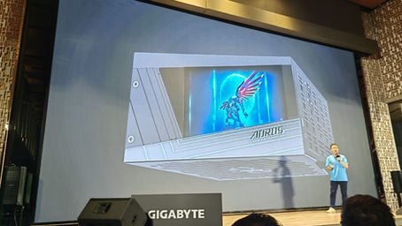 GIGABYTE incorpora una pantalla a todo color en una fuente de alimentación de alta potencia y una carcasa con una pantalla que ocupa todo el panel lateral