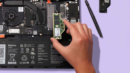 El factor de forma LPCAMM2 de Framework representa el futuro de la memoria modular LPDDR5X; sin embargo, existe un compromiso de rendimiento frente al ancho de banda un 39 % mayor del MacBook Pro.