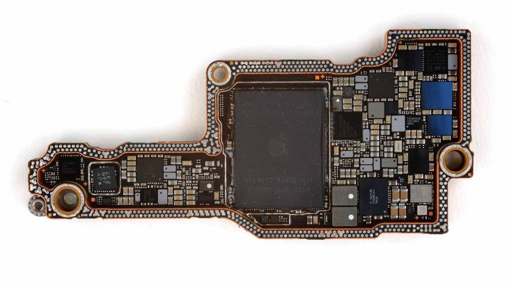 Imágenes de alta resolución de la placa lógica del iPhone 18 Pro muestran que el chip A20 Pro ocupa una mayor superficie del silicio, con un encapsulado de nueva generación y un módem 5G de Qualcomm.