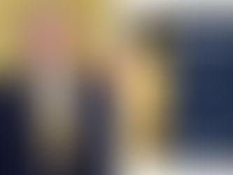 Trump Mobile quiere convencerte de comprar el teléfono T1 de «plástico amarillo» ofreciendo un cargador de pared gratuito.