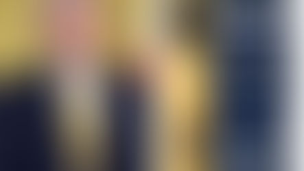 Trump Mobile quiere convencerte de comprar el teléfono T1 de «plástico amarillo» ofreciendo un cargador de pared gratuito.