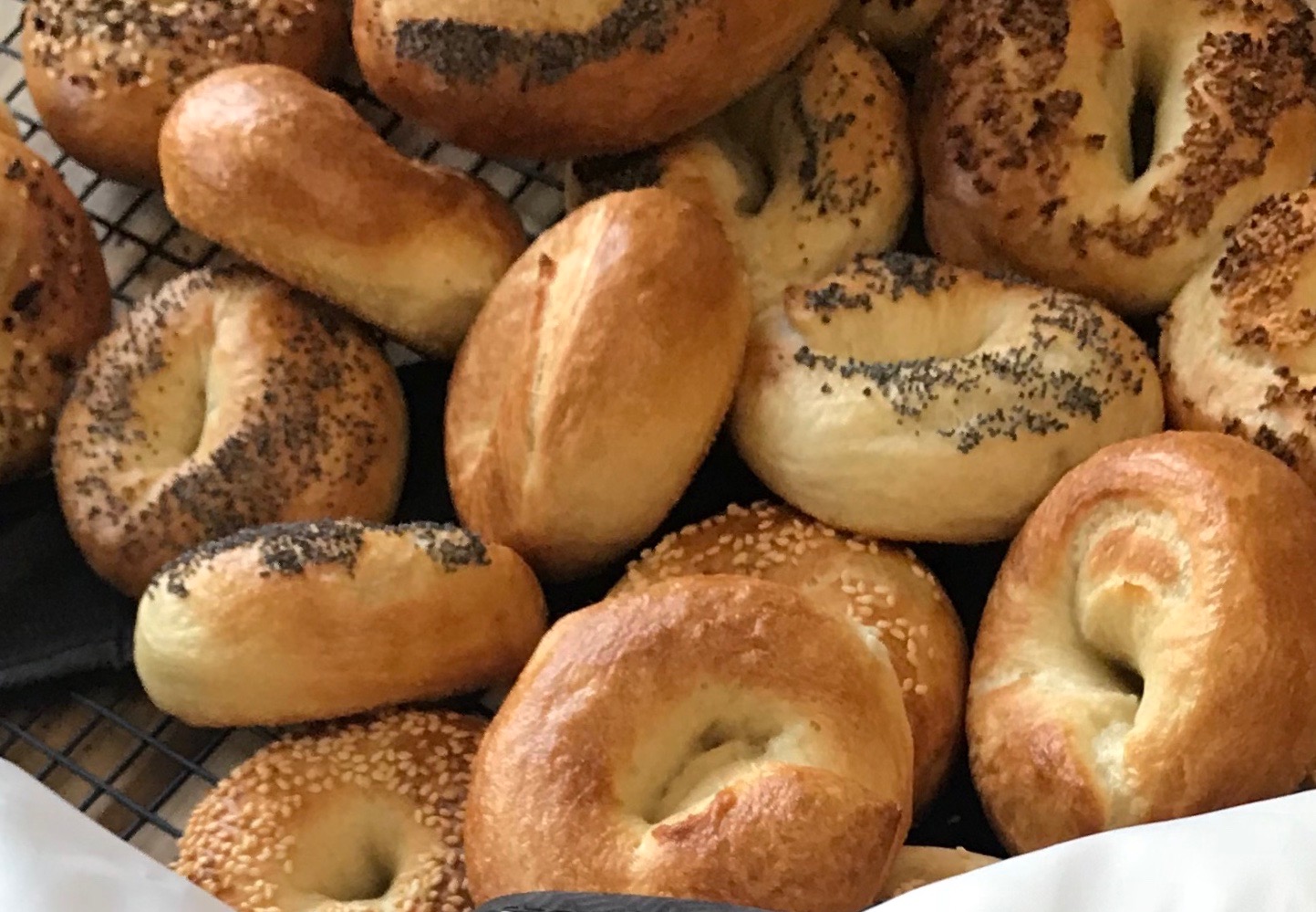 Бублик булочка. Бублики из творожного теста. Баранки с маком. Бриошь бейгл. Бублики.