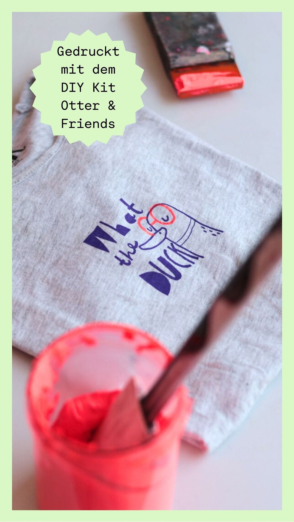 Graues Tshirt selbst bedrucken mit Aufschrift "What the Duck" und stilisierter Ente mit roter Brille