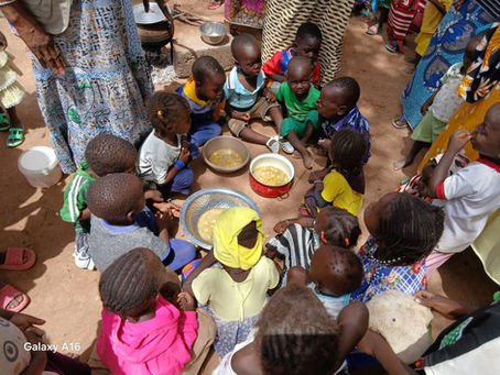 enfants réunis autour d'une bouillie