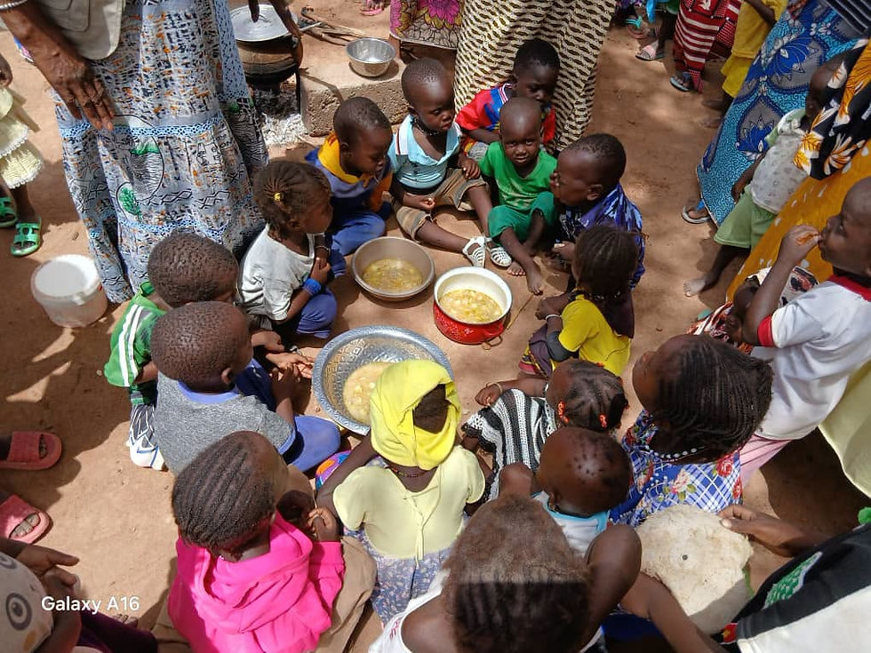 enfants réunis autour d'une bouillie
