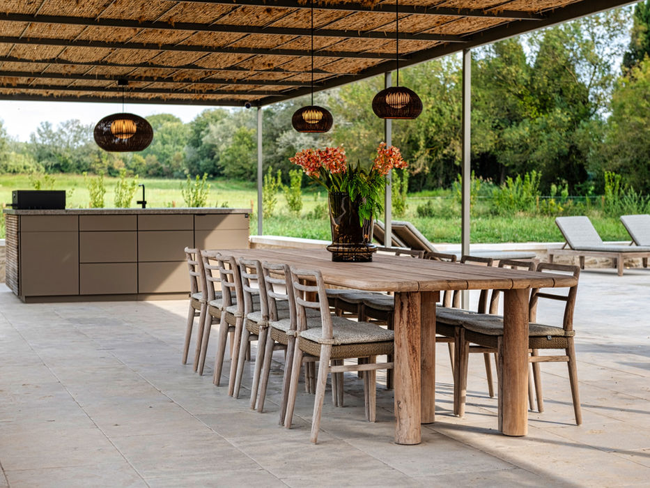 vue d'ensemble cuisine en îlot et grande table à manger gommaire