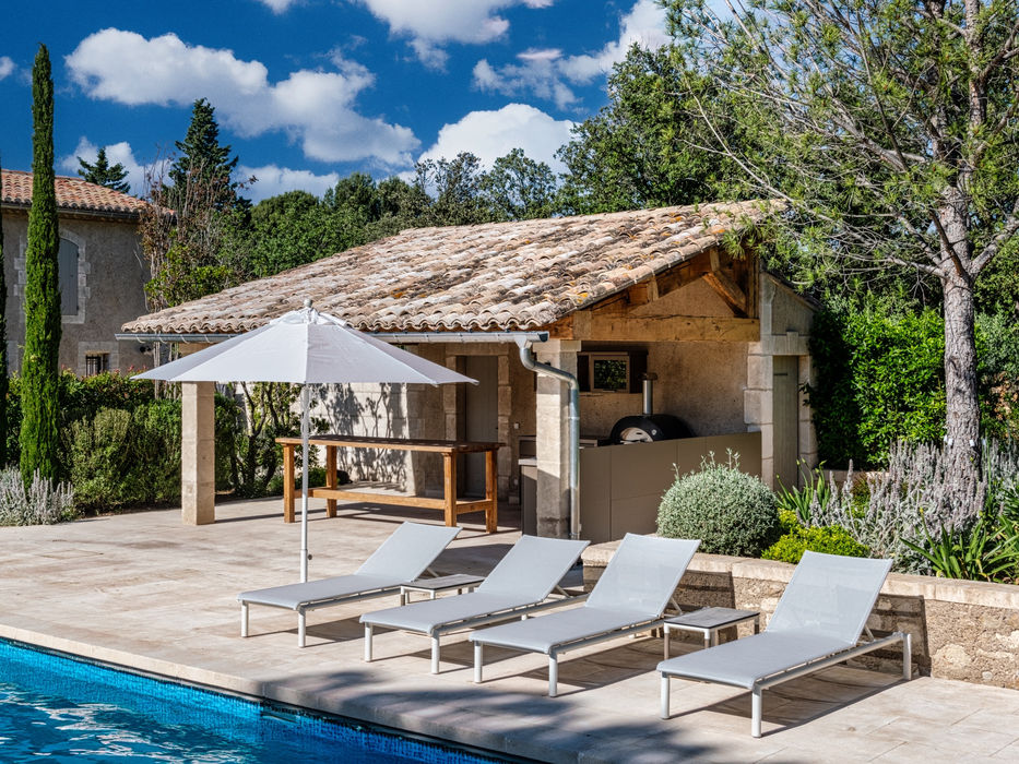 cuisine extérieure sur mesure haut de gamme et charpente pool house