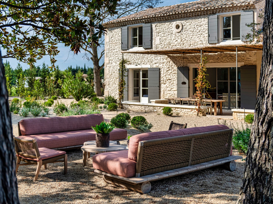 vue d'ensemble d'un mas provencal décoré avec du mobilier outdoor edge gommaire