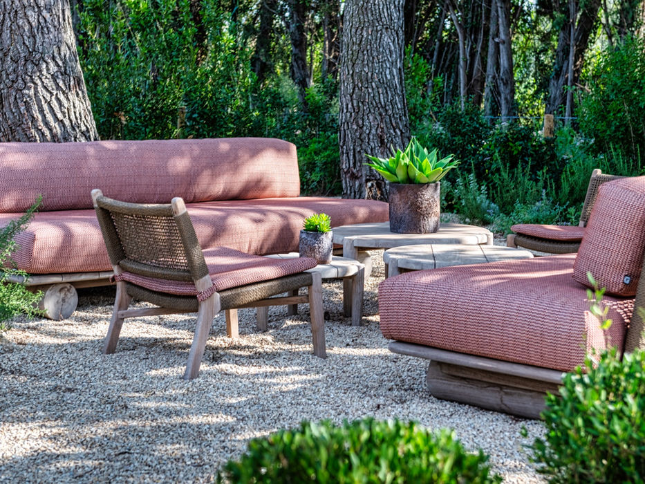décoration d'extérieur canapé et fauteuil dans écrin de verdure