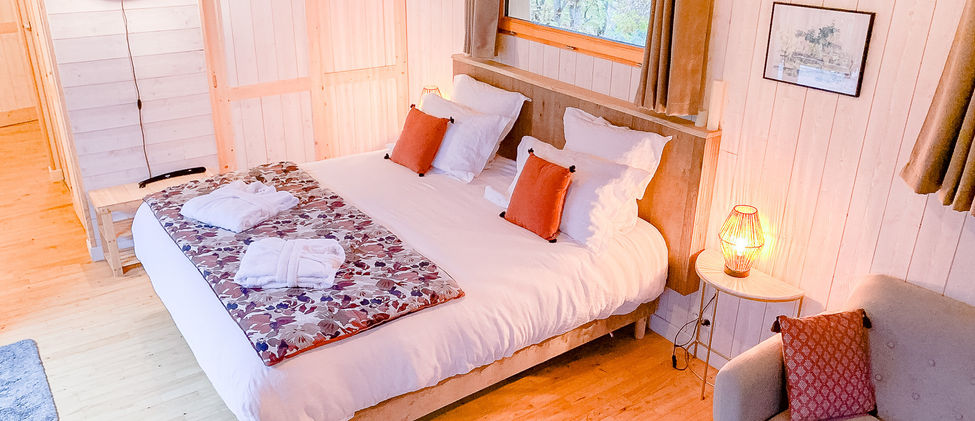 La chambre principale avec lit 180x200 cm - Qualité hôtel 5 étoiles - Linge de lit en lin