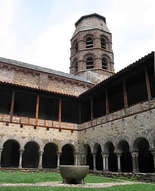 Abbaye_de_Lavaudieu_-_Cloître_-_JPG1.jpg