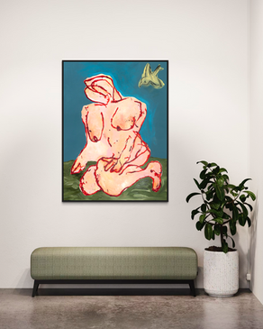 L'oeuvre "Mélancolia" est accrochée au mur dans un hall avec mini canapé