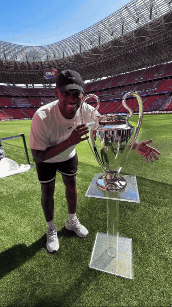 YASSINE + LEO MACAE COM A TAÇA.gif