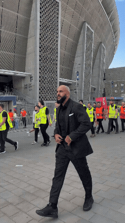 YASSINE ENTRANDO NO ESTADIO.gif
