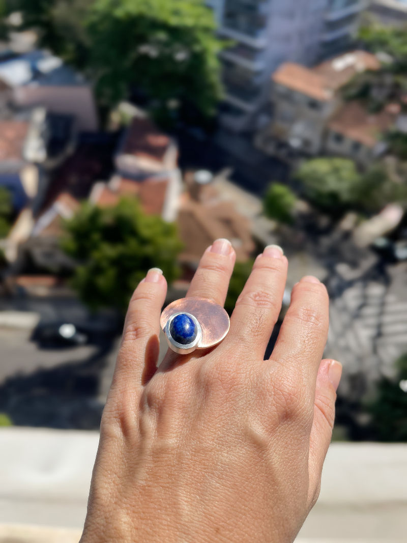 Miniatura: mão usando anel de prata com lápis-lazúli e cobre – joia de prata artesanal feita à mão