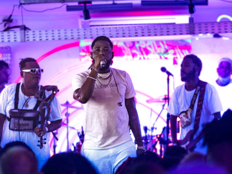 ‘O Poeta’ faz show completo no Pré-Réveillon do BOMBAR