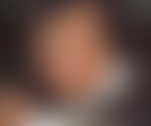 Retrato aproximado de homem jovem com cabelo escuro, olhando para a câmera, em imagem de estilo antigo.