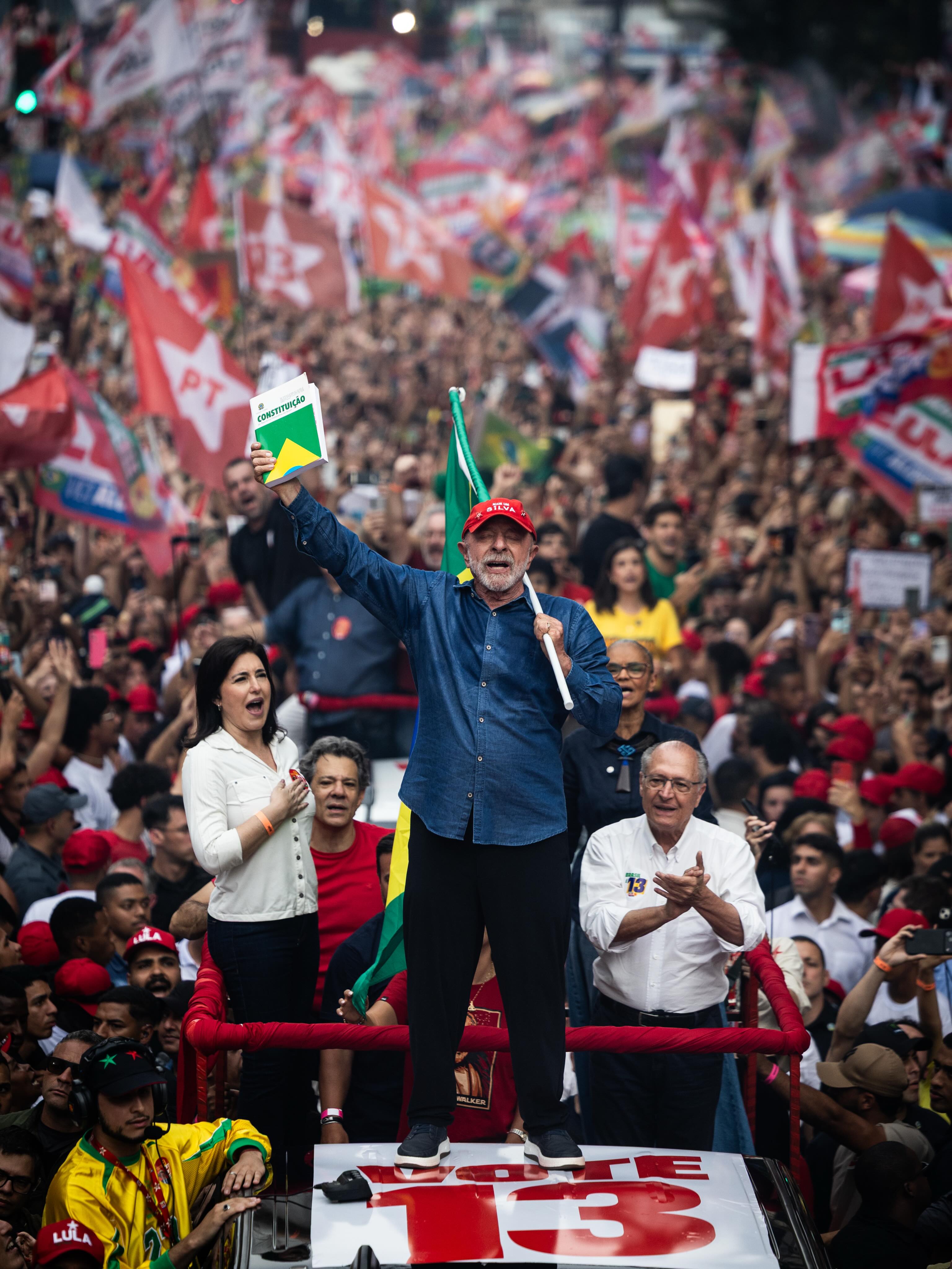 Lula participa de ato de campanha diante de uma multidão de apoiadores. Foto: mulheresluz_fotografia