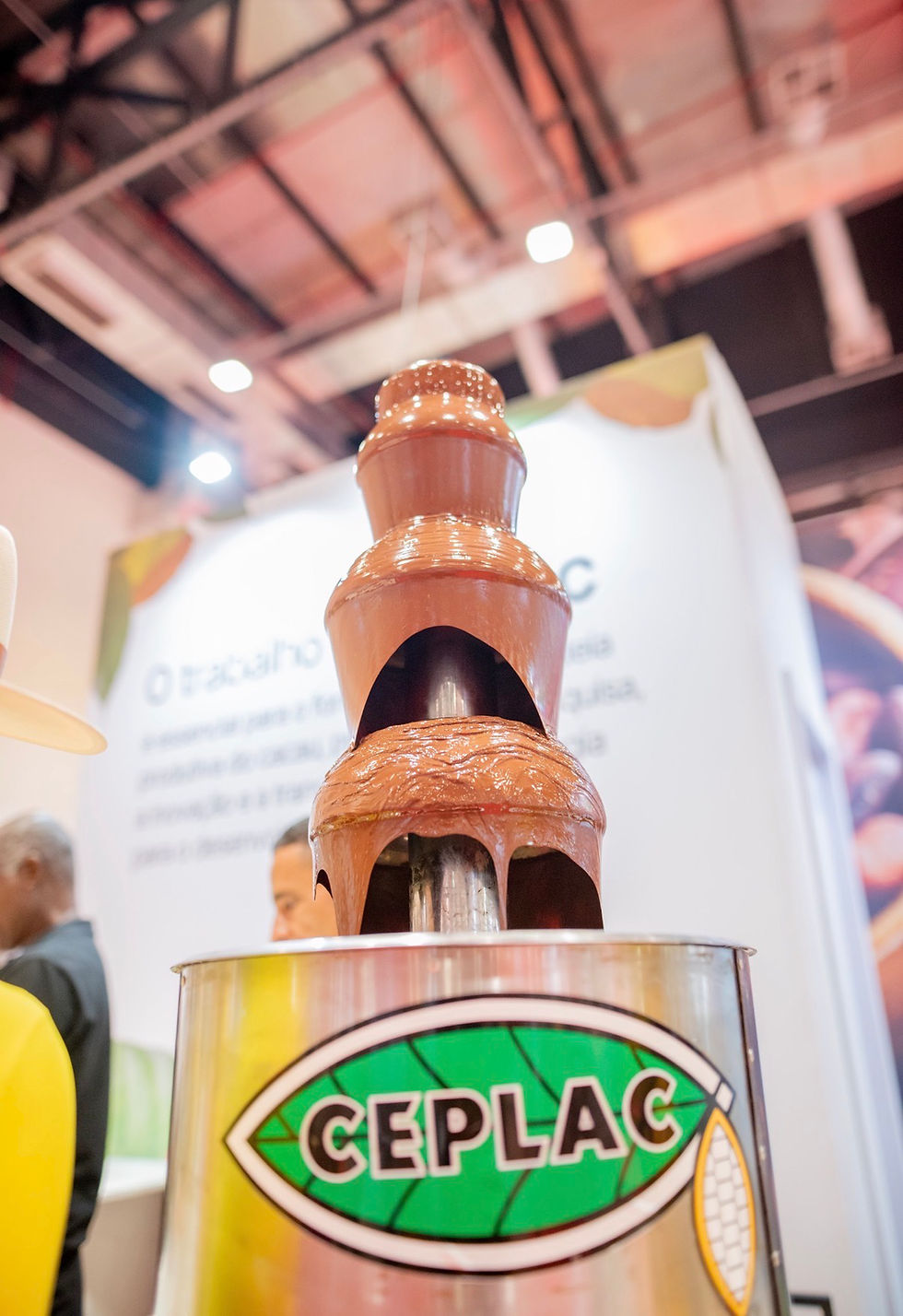Fonte de chocolate exposta em estande durante programação do Chocolat Festival Salvador.
