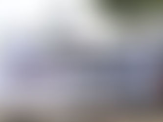 Homens seguram faixa da FETRAB pedindo moradia digna para servidores. Fundo com árvores e edifícios. Atmosfera de protesto. Grupo de servidores públicos segura faixa da Fetrab pedindo moradia digna durante manifestação em Salvador