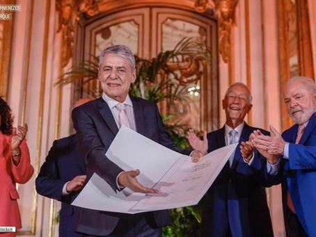 Chico Buarque é agraciado com o Prêmio Camões, com quatro anos de atraso