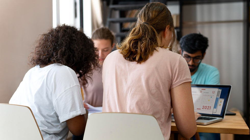 Jovens reunidos em ambiente de trabalho com computadores, em imagem ilustrativa sobre Geração Z e mercado de trabalho