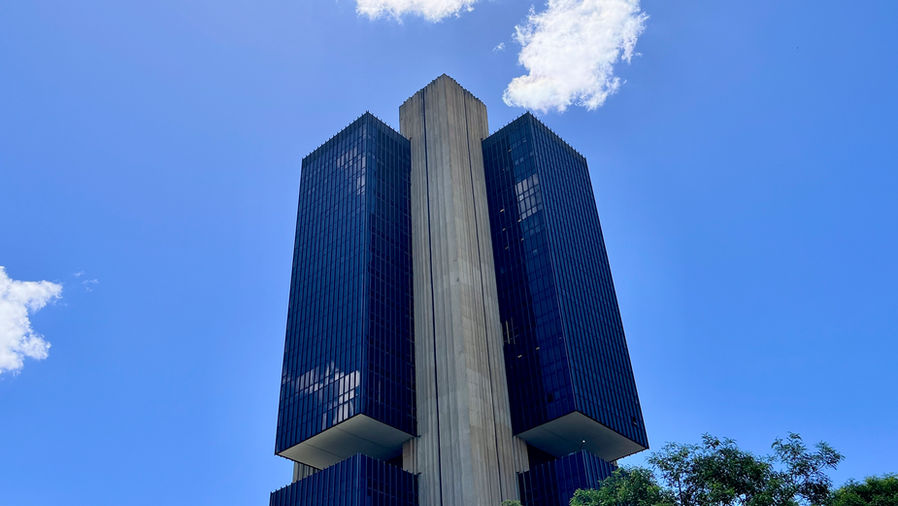 Prédio do Banco Central do Brasil, em Brasília, sob céu azul.