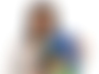 Autora Isa Colli segura o livro Como Música para os Ouvidos, da editora Colli Books