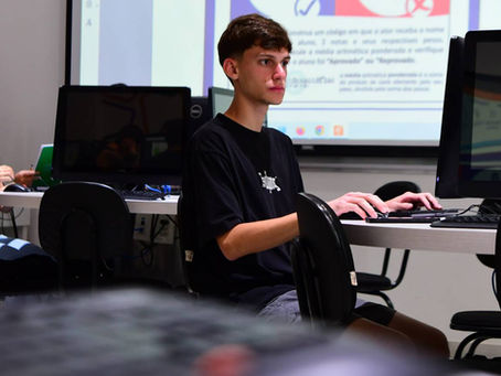 Estudantes utilizam computadores em sala de formação, imagem ilustrativa sobre programa de trainee