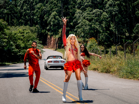 Aretuza Lovi e bailarino do Calypso surpreendem em videoclipe de "Acelerou"