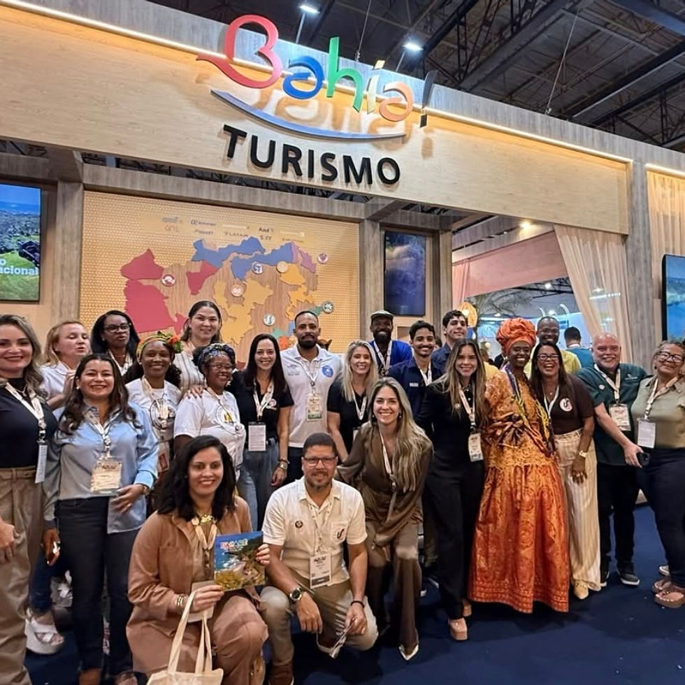 Representantes de destinos e do turismo baiano reunidos no estande Bahia Turismo durante a ABAV Expo 2026 em São Paulo
