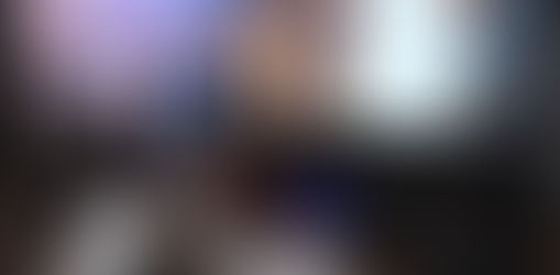 Palestrante em palco com público sentado. Tela exibe "A Estratégia para Crescer com Bases Sólidas". Ambiente iluminado azul e branco.