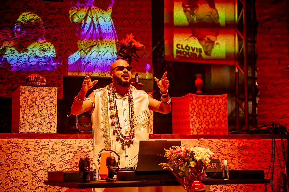 Nando Zâmbia durante apresentação do solo ELEGBAPHO – Território Afrocênico de Celebração Negra