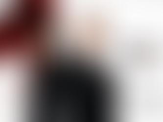 Pôster do filme O Diabo Veste Prada com Anne Hathaway e Meryl Streep em frente a um salto alto vermelho, símbolo da indústria da moda