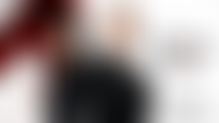 Pôster do filme O Diabo Veste Prada com Anne Hathaway e Meryl Streep em frente a um salto alto vermelho, símbolo da indústria da moda