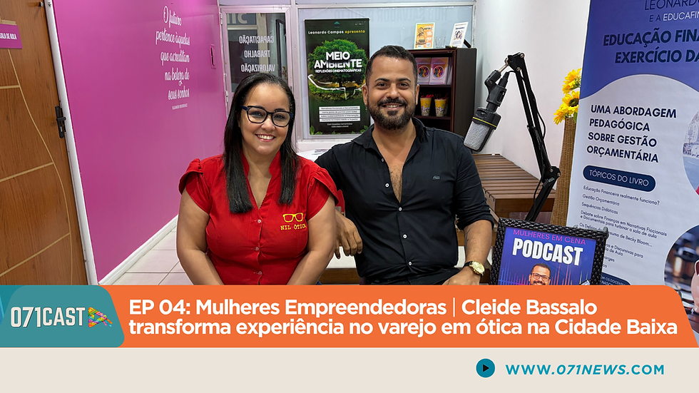 Dois apresentadores sorrindo em um estúdio de podcast com parede roxa e pôsteres no fundo. Texto: EP 04: Mulheres Empreendedoras.