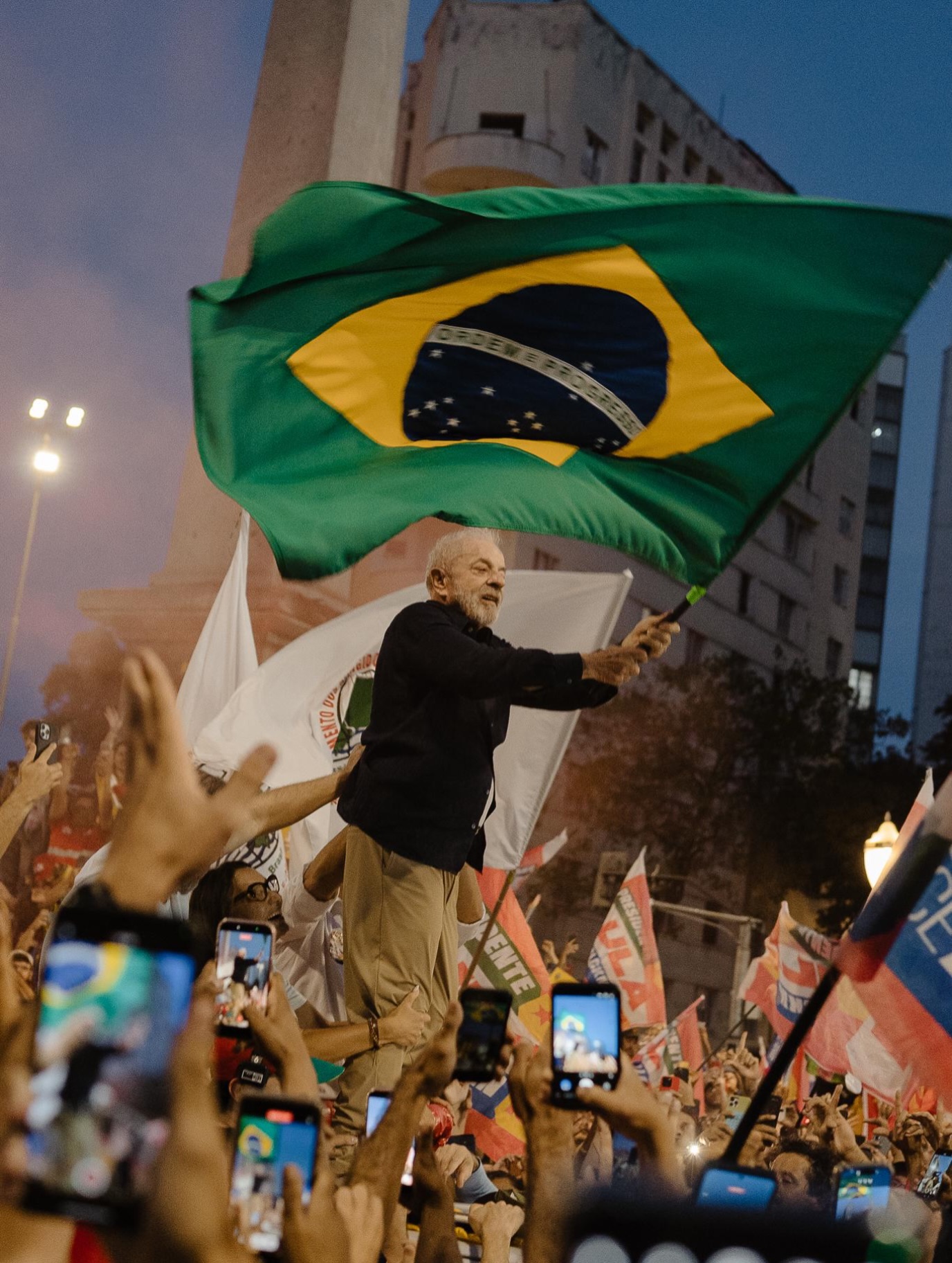 Lula agita a bandeira do Brasil durante mobilização de apoiadores. Foto: @richardsilveira via @ninja.foto