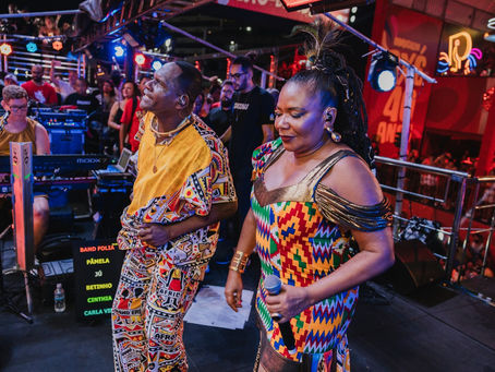 Os Mascarados arrastam milhares de foliões e celebram a diversidade no Carnaval de Salvador