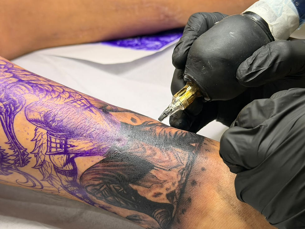 Tatuador realiza procedimento durante o Salvador Ink Fest