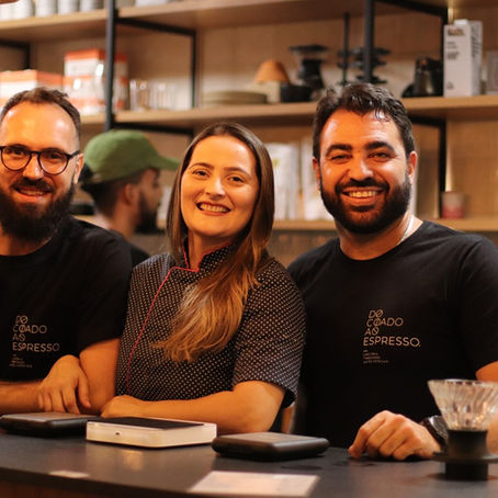 Flávio Camargos, Nayara Chaves e Matheus Maciel na cafeteria Do Coado ao Espresso, em Salvador.