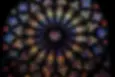 Rosace et vitraux colorés de la cathédrale gothique, éclairage symbolique et décoratif