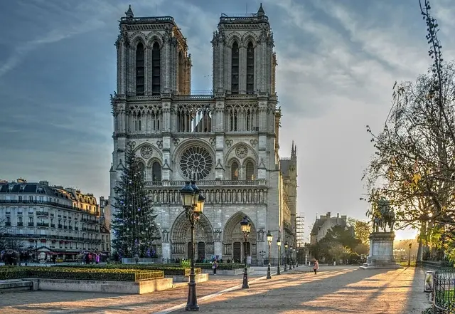 Façade gothique de la cathédrale de Notre-Dame de Paris avec ses arcs-boutants et ses rosaces imposantes