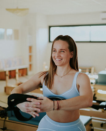 ALICIA PROFESSEUR DE PILATES REFORMER.jpg