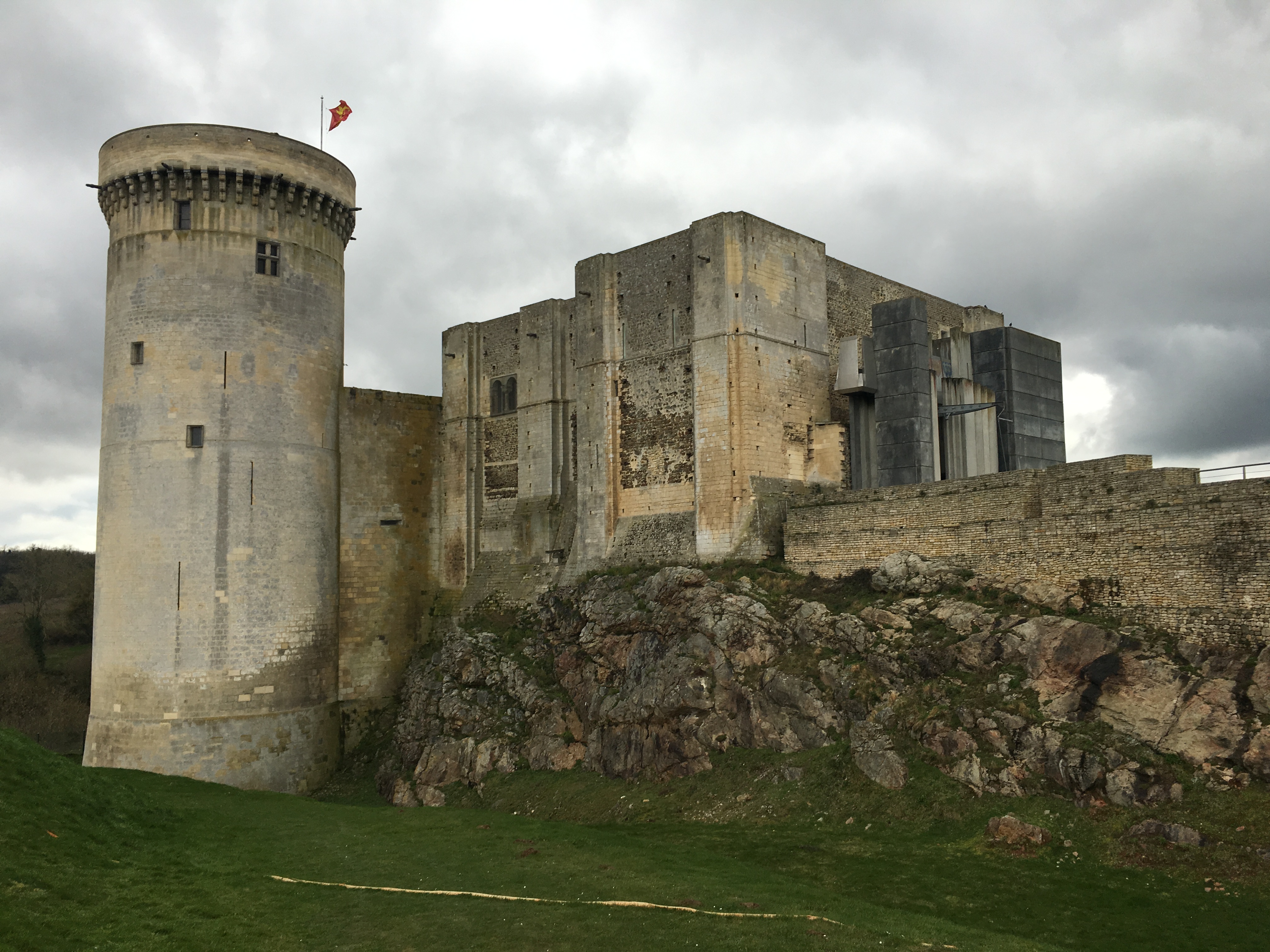 донжон в средневековом замке. башня донжон. башня донжон замков в средневековье. башня донжон романский стиль. крепость мец донжон.