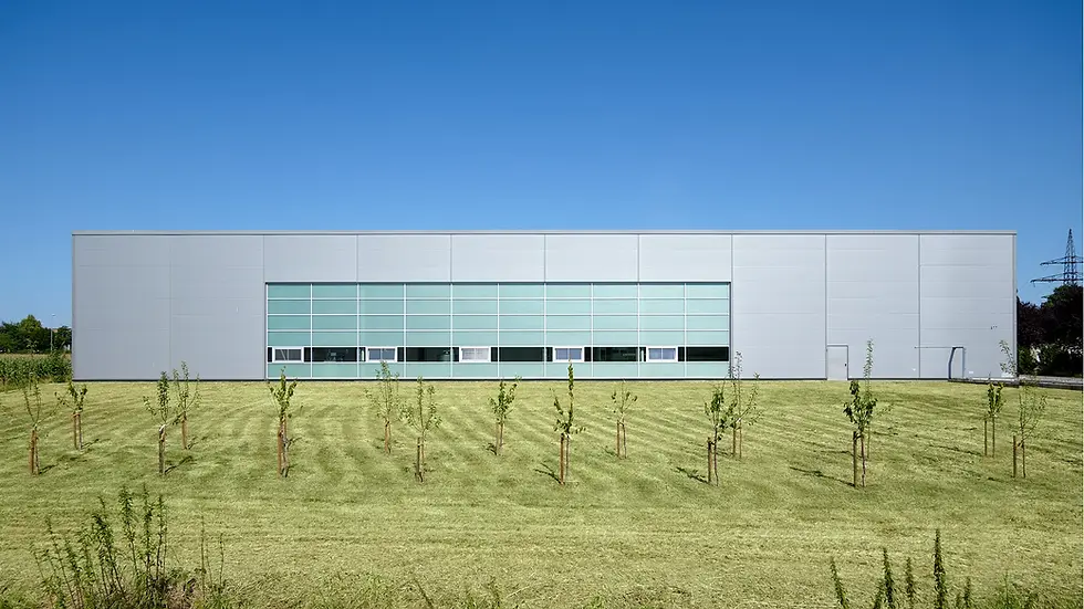 Aromos moderne Produktionshalle mit Milchglasfassade
