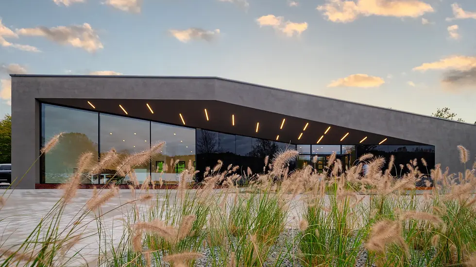 Hiller modern Vollholzbau Glasfassade