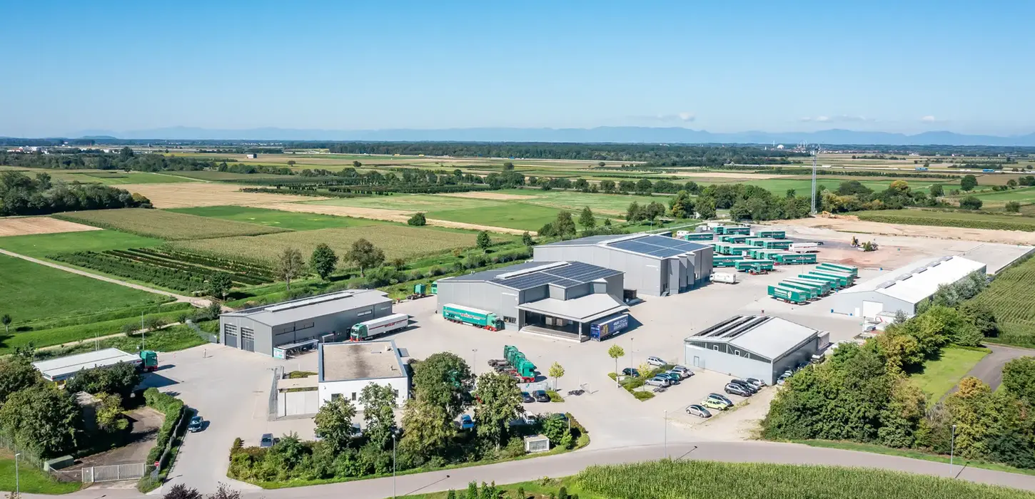 Dieseltankstelle mit Bürogebäude